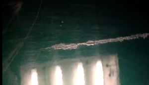 Если вернуться к нашей классификации, то самым первым пунктом в ней идет косметическая полировка кузова автомобиля. От царапин, как мы уже отмечали, необязательно критично страдает даже верхний слой ЛКП. Заводская краска имеет достаточно большую толщину, и если царапина неглубокая, то можно ее попросту заполировать. Более глубокие, но не достигшие грунта царапины, полируются с помощью восстановительных абразивных полиролей. Это составы в виде паст, включающие мельчайшие абразивные частицы, размерами меньше толщины красочного слоя. Эти полироли не окрашены и не предназначены для того, чтобы оставаться на поверхности. С помощью такой пасты снимается верхний слой покрытия, что «размывает» края повреждения и делает его менее заметным. Один нюанс: такие пасты быстро сохнут, и чтобы ссохшиеся частицы не образовывали крупных комков, которые могут сильно поцарапать краску, работать надо быстро. Когда вы закончили работу с абразивной полиролью, необходимо обработать это место защитной полиролью или воском. Эти материалы как раз и создадут защитный слой.