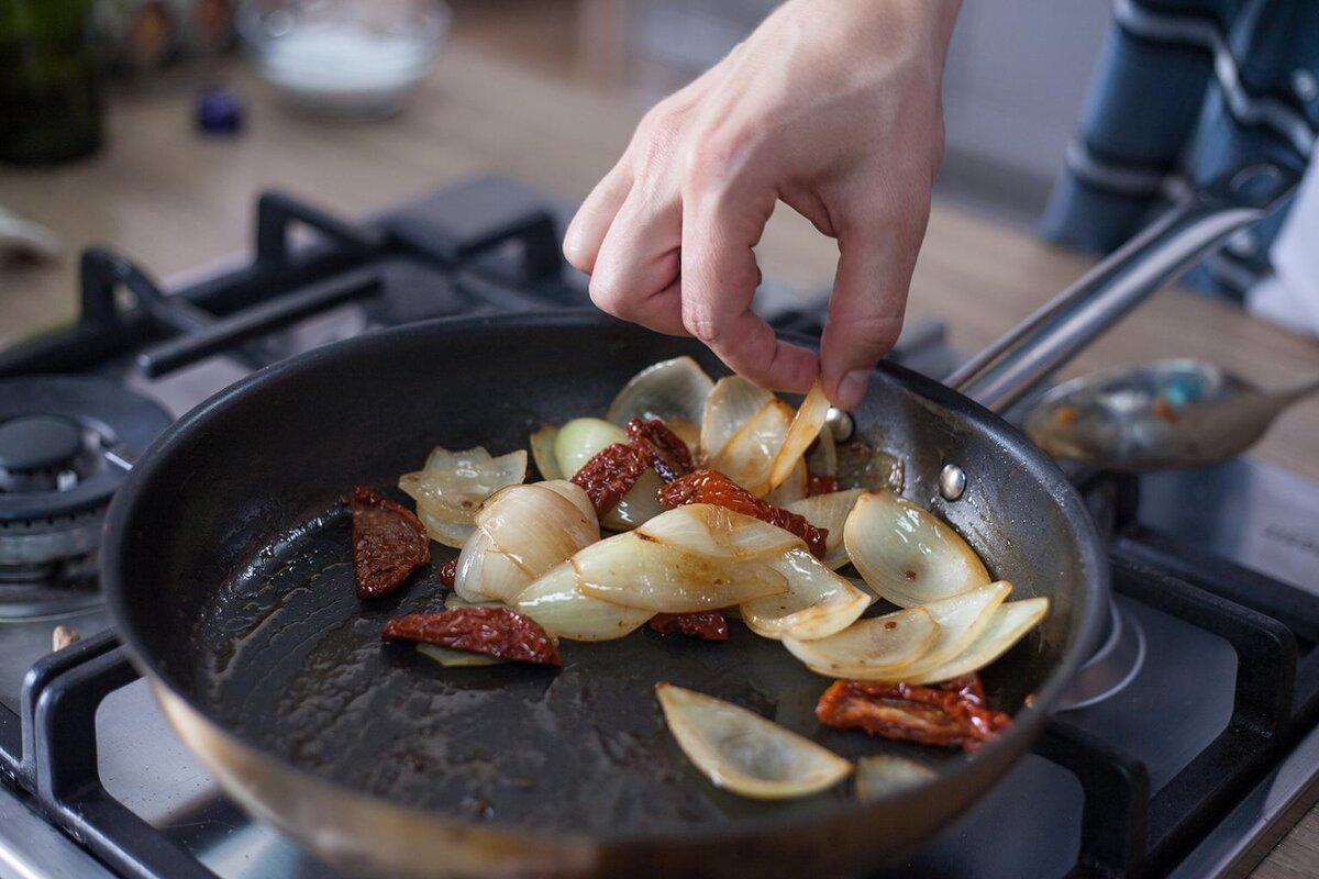 Просто кухня мясо. Курица по-французски на сковороде. Курица во французской горчицей на сковороде.