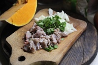 Для начала нужно подготовить все компоненты для обжарки. Лук нужно очистить и нарубить крупным кубиком. Крупно нашинковать зелень сельдерея, корень сельдерея и свинину. Пассеровать ингредиенты на рафинированном масле до золотистого оттенка. Обжаривать продукты можно сразу в той кастрюле, в который вы собираетесь варить суп.