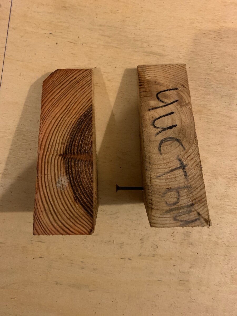 Слева – обработанный. Справа – чистый. Чистый образец помечен шурупом.