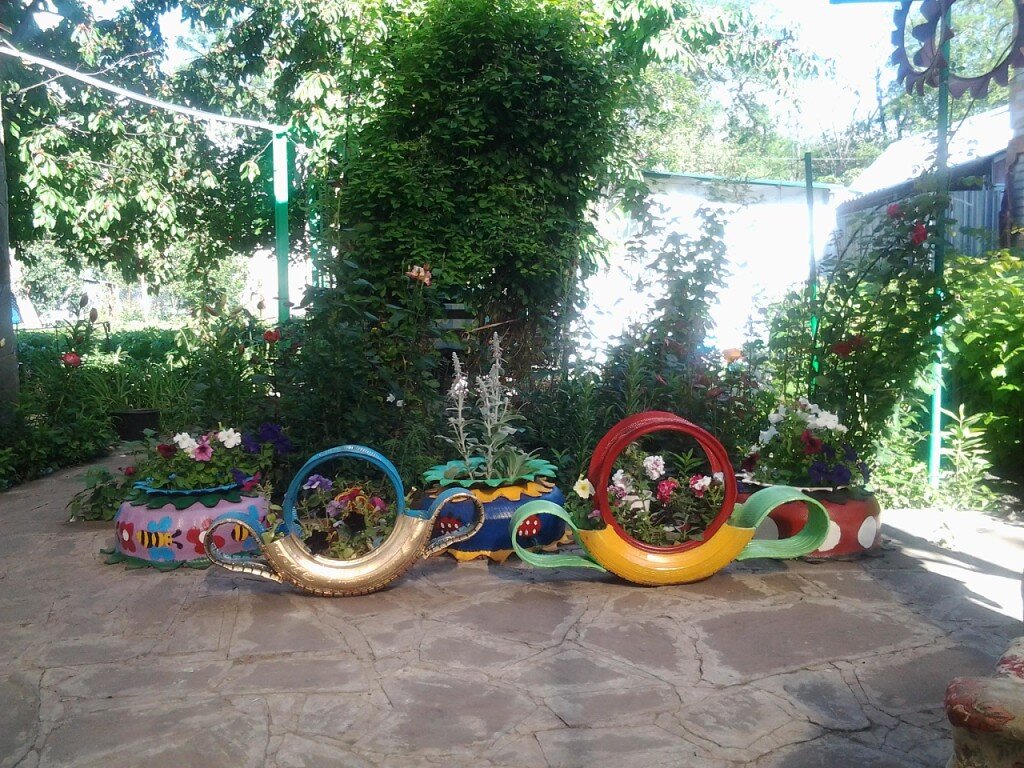 Клумбы из шин работа моего отца Полякова В.Л. Украшаем двор.