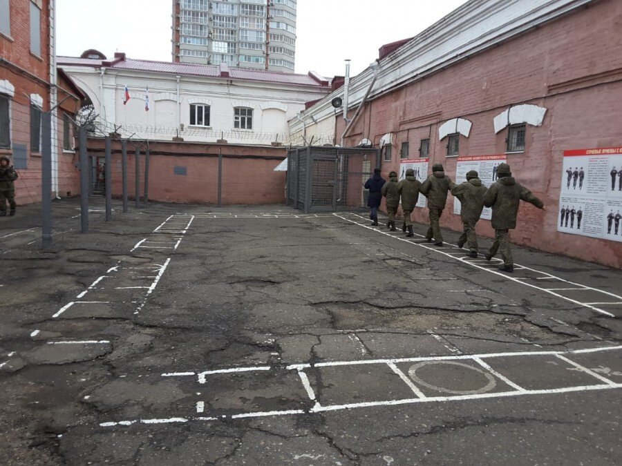 Солдаты гарнизона. Тверская Гарнизонная гауптвахта. Новосибирская гауптвахта. Г Гусев Калининградская область Гарнизонная гауптвахта. Гауптвахта Ростов.