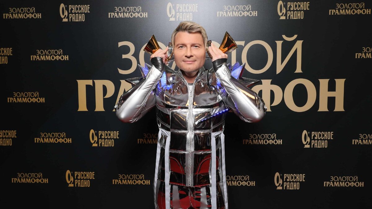Николай Басков получил в 2019 году две статуэтки с песнями "Караоке" и "Сердце на сердце". Источник station.ru