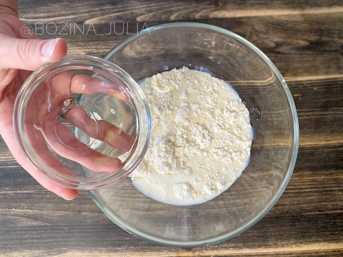 Затем добавляем немного растительного масла и хорошенько перемешиваем тесто до однородного состояния, чтобы не было комочков