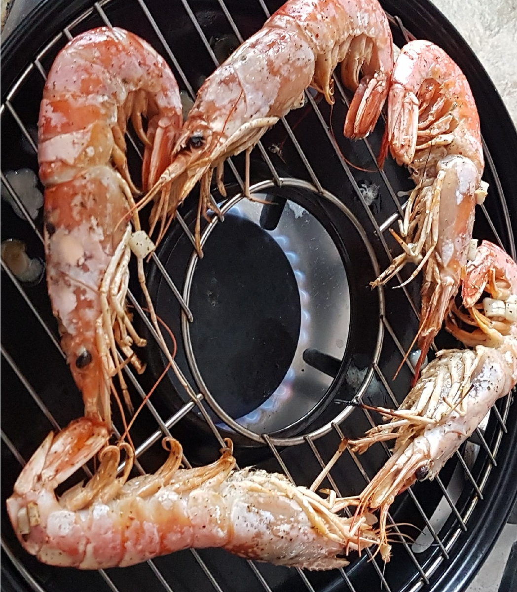 Решила приготовить сама на гриле лангустины маринованные в чесночном соусе и салатом Айсберг  и сыром  Пармезан))) 
Нереально  вкусно....