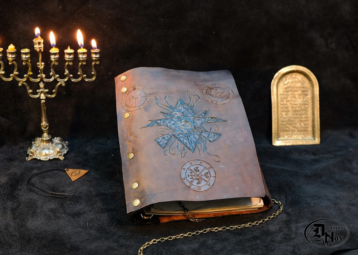 Обложка книги сделана из сыромятной кожи, домашнее дубление.