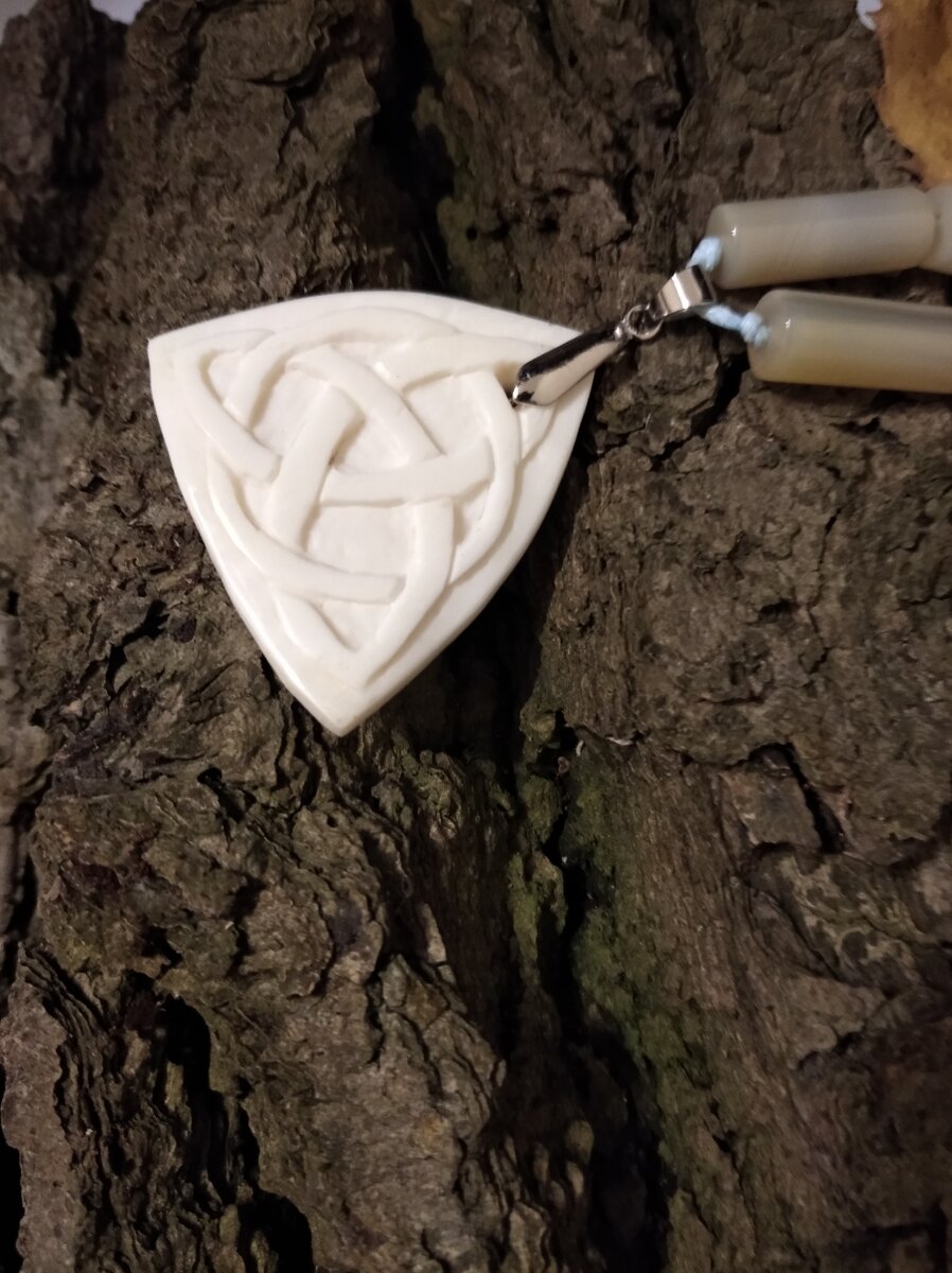 Трикветр, резьба по кости