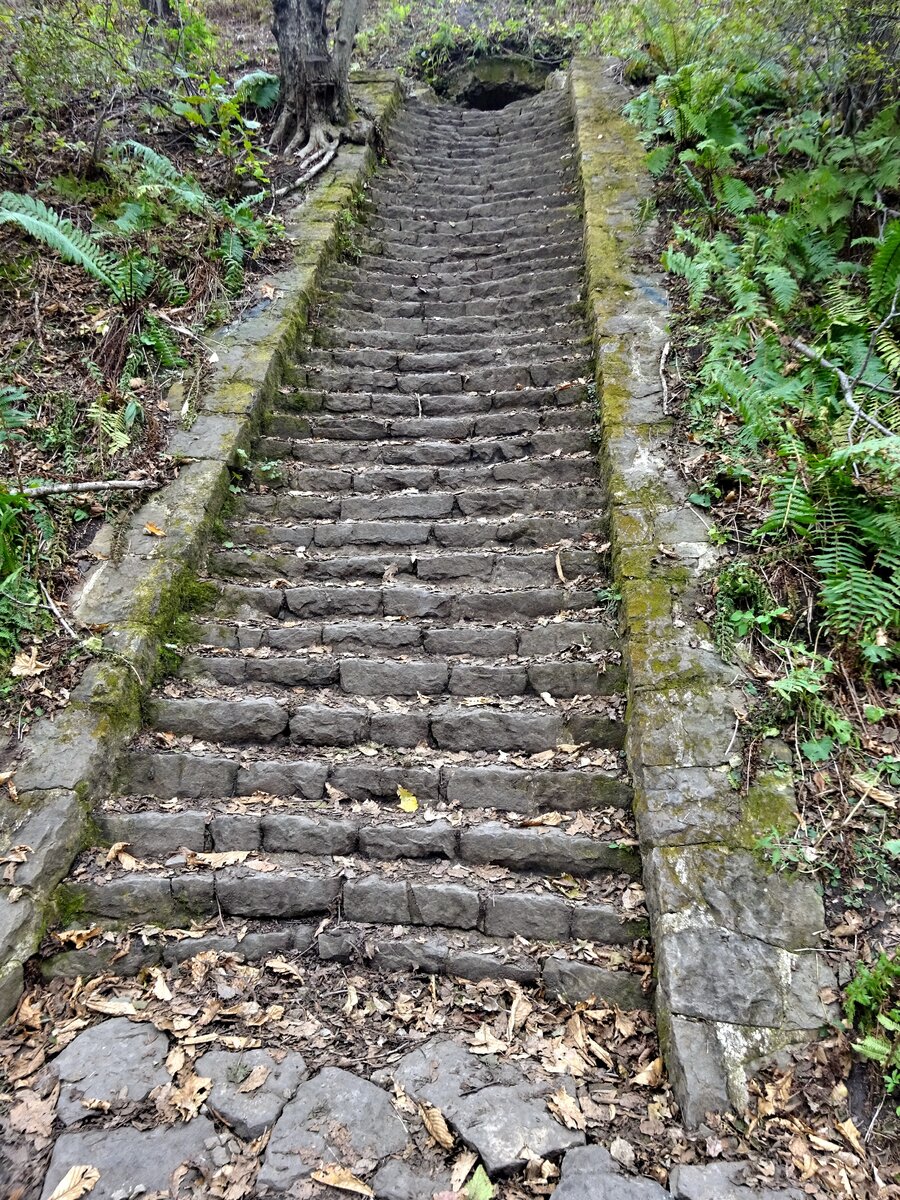 Северный ступенчатый желоб для сохранения эскарпной стены от разрушения водой