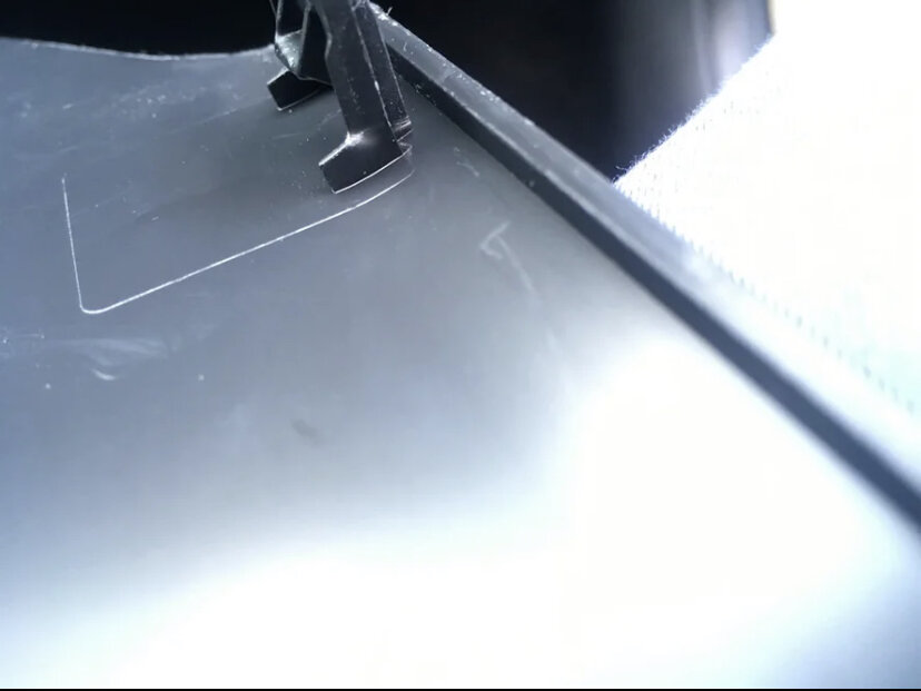 Вот эти защелки, сам фиксатор по середине, нужно извернуться и нажать на него и панель тянуть на себя