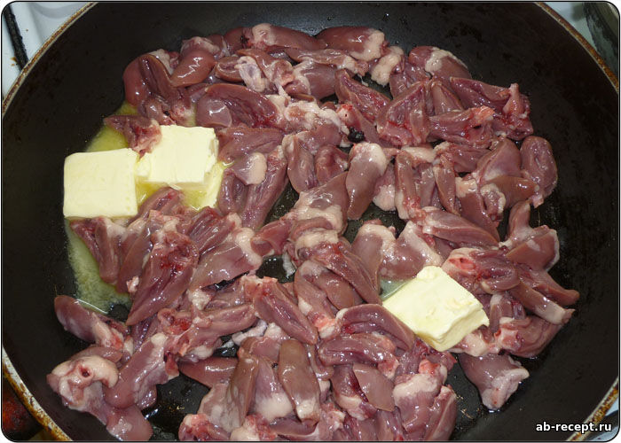 Куриные сердечки в сметане с чесноком на сковороде: 7 фото в рецепте