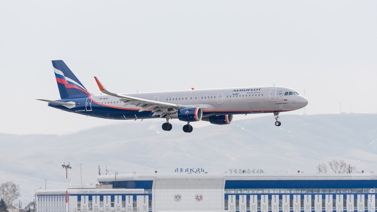 Посадка самолета авиакомпании "Аэрофлот" в аэропорту Абакана.