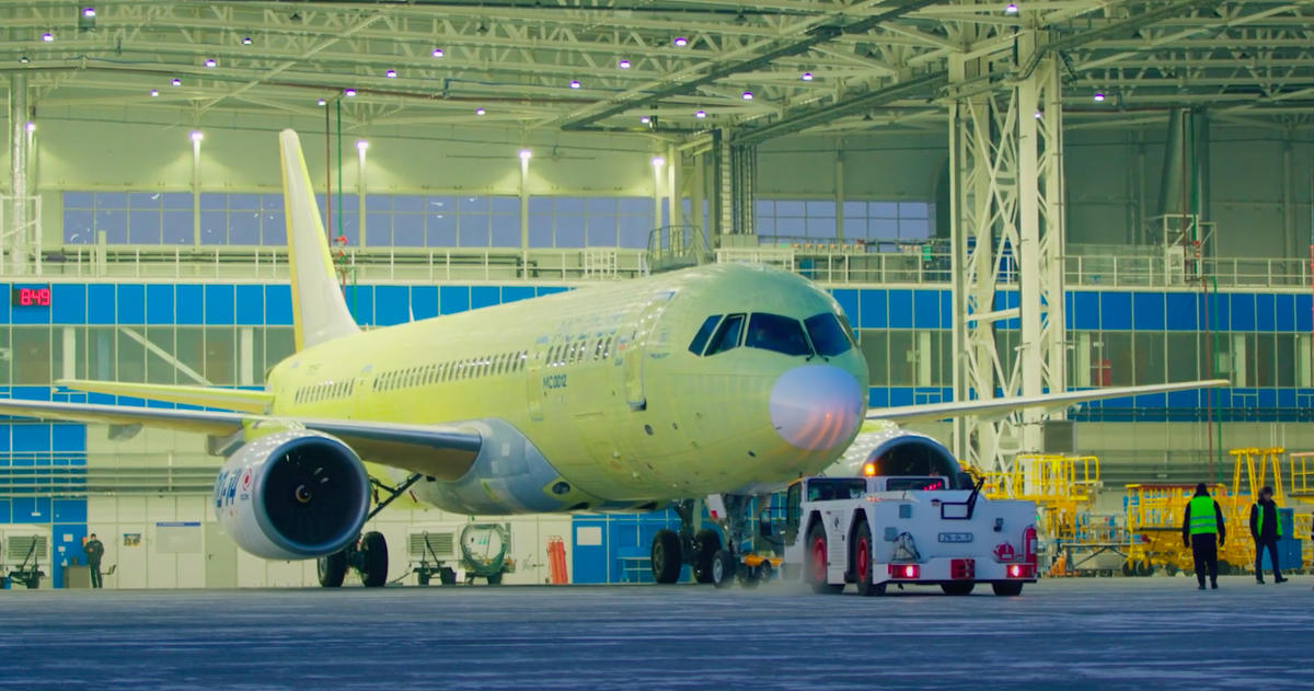 Выкатка самолета с двигателями ПД-14 