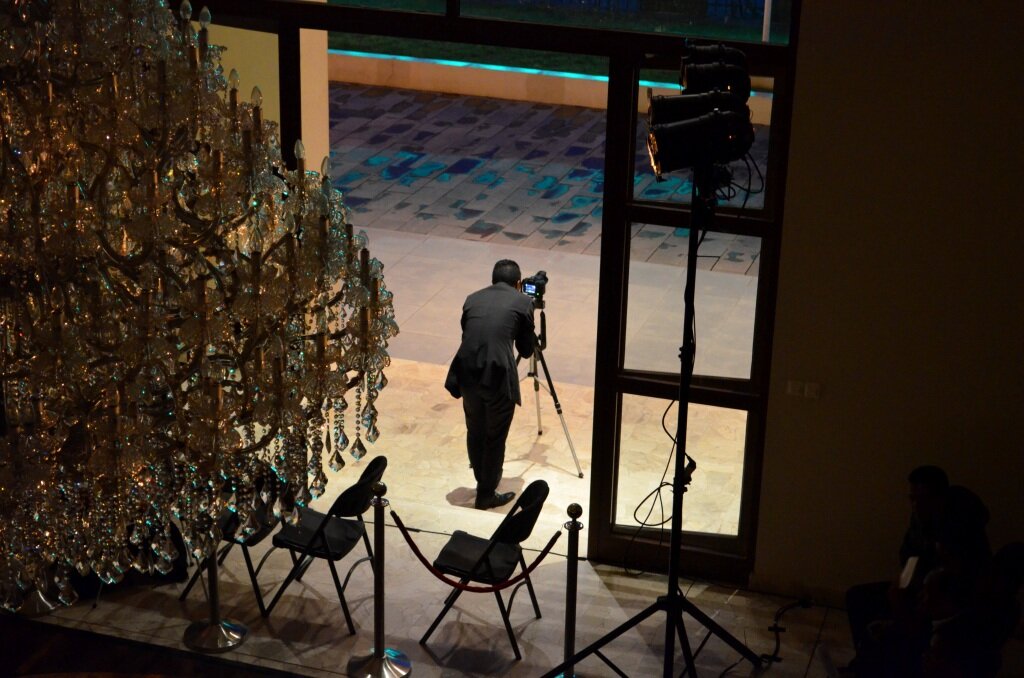 Фотограф в ожидании дорогих гостей.