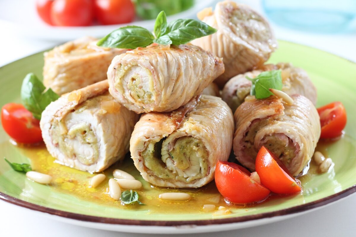 Рулетики из индейки с сыром и зеленью