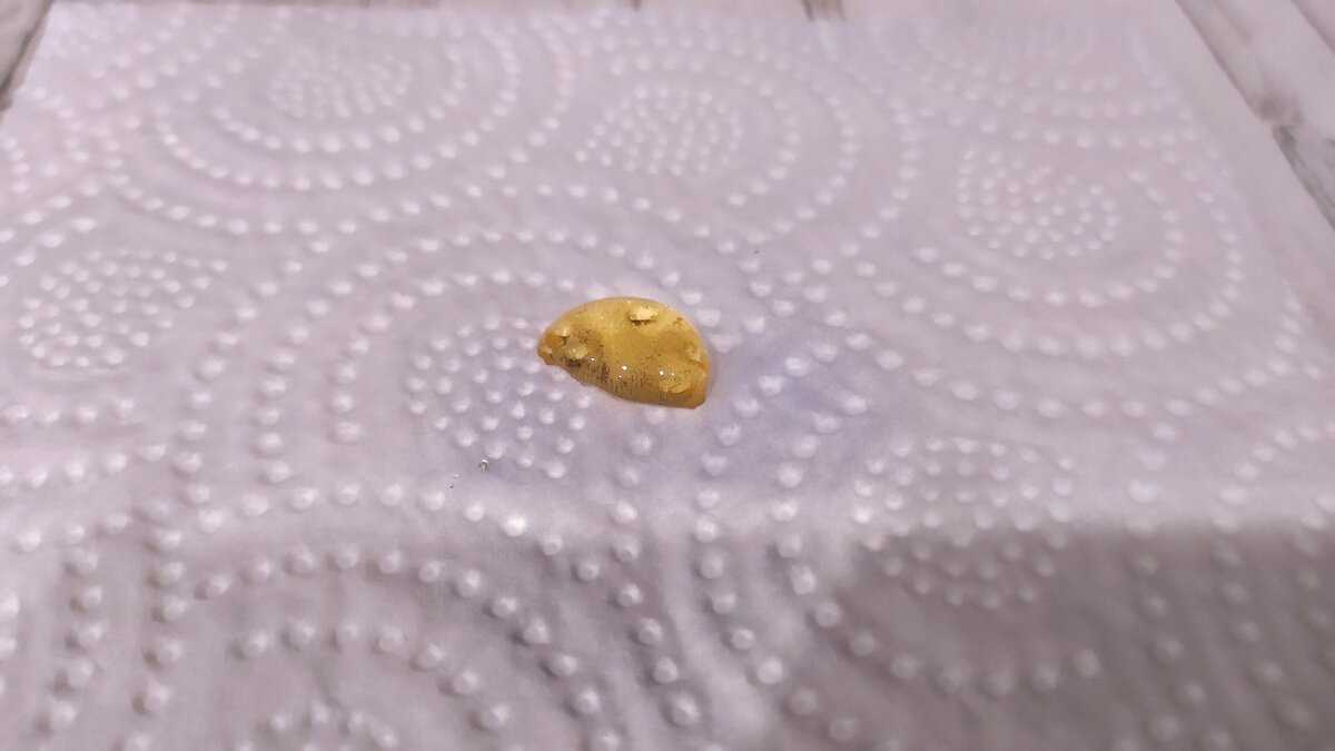 Капля настоящего мёда на бумажном полотенце