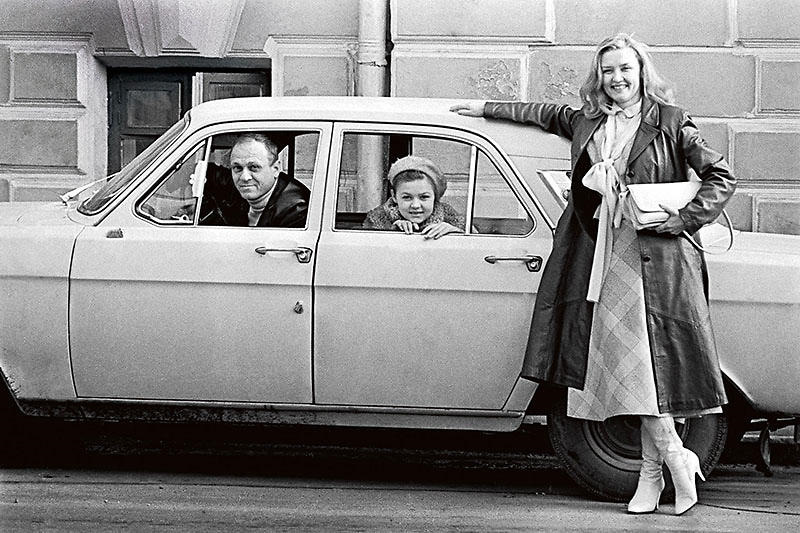  Купить новый личный автомобиль  в СССР могли себе позволить далеко не все советские актеры. Тогда это был предмет роскоши, а не средство передвижения, как сейчас.-3