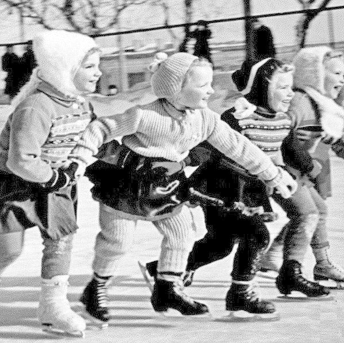 Таких нарядов у наших девочек не было. Шуба и лохматые рейтузы - обычная одежда для катка. Фото: Vopros-ik.ru