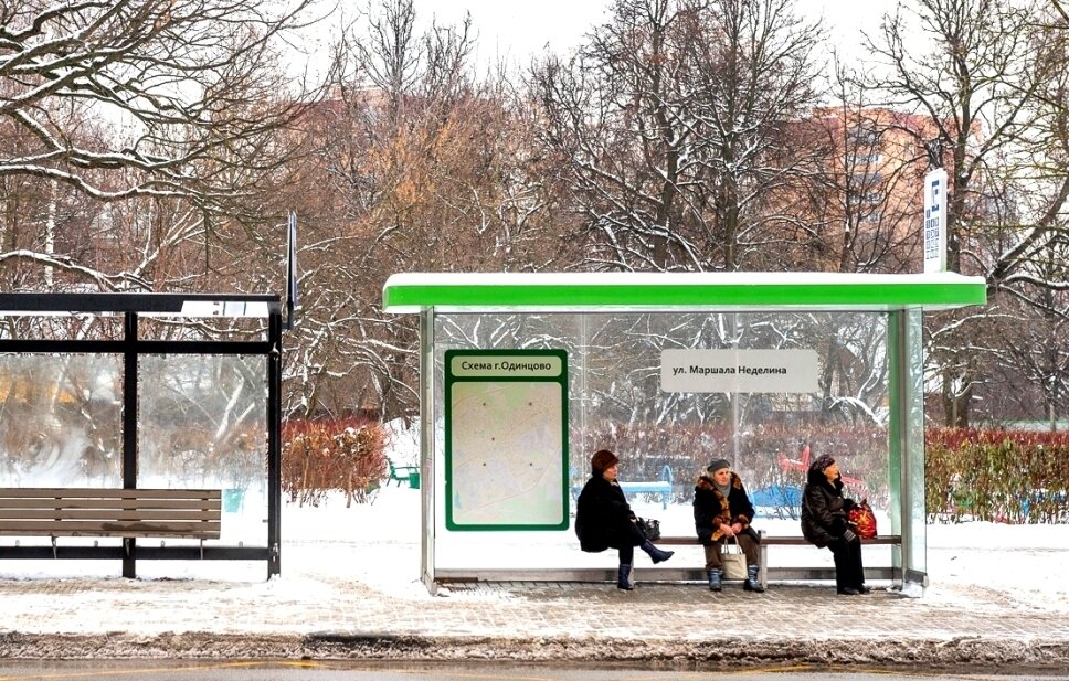 На остановке в одном месте образовался небольшой ледяной круг-каток.