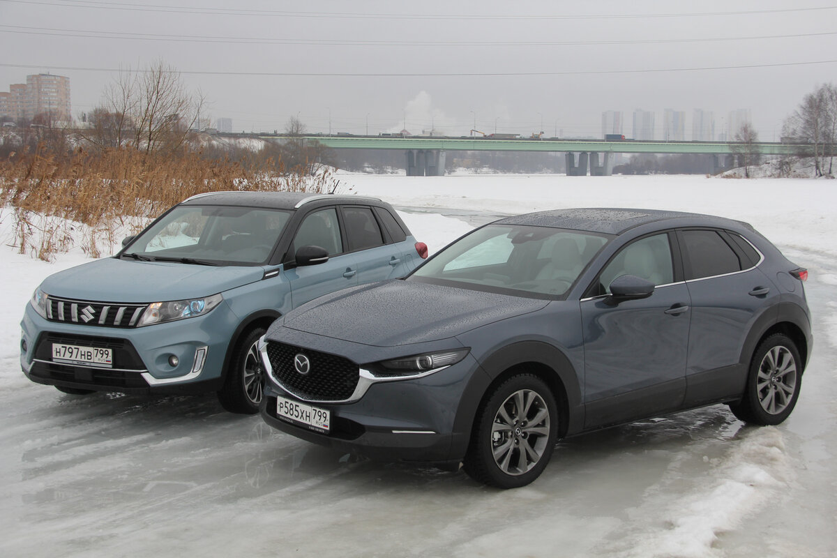 Mazda CX-30 или Suzuki Vitara? Ответ даст участие в наших трудных упражнениях с препятствиями.