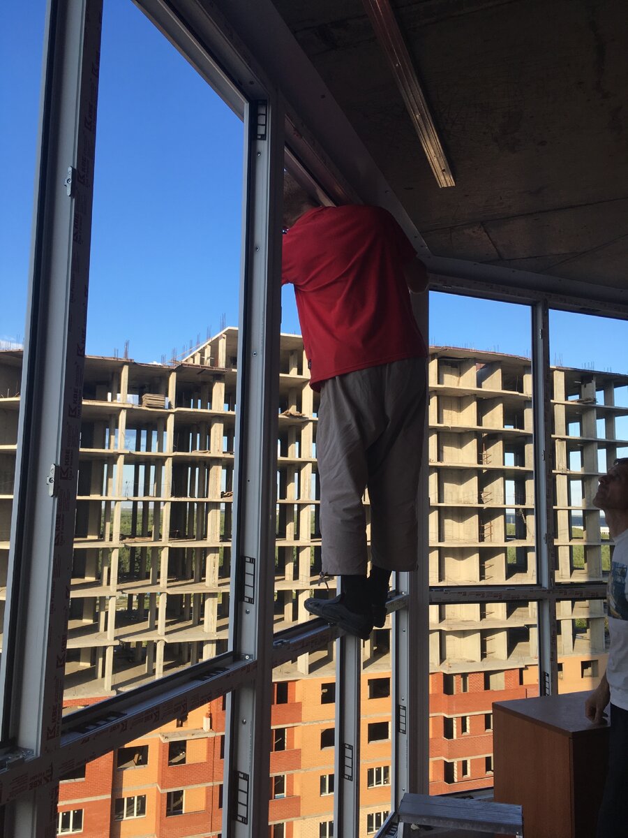 Наша лоджия. А бесстрашный человек на ней - мастер по установке стеклопакетов
