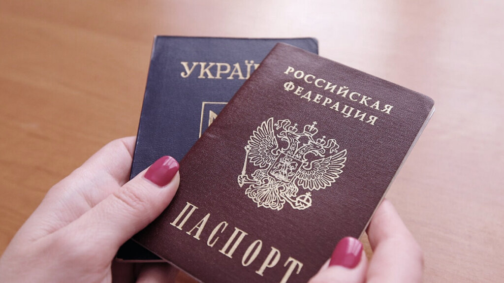 Паспорта России и Украины