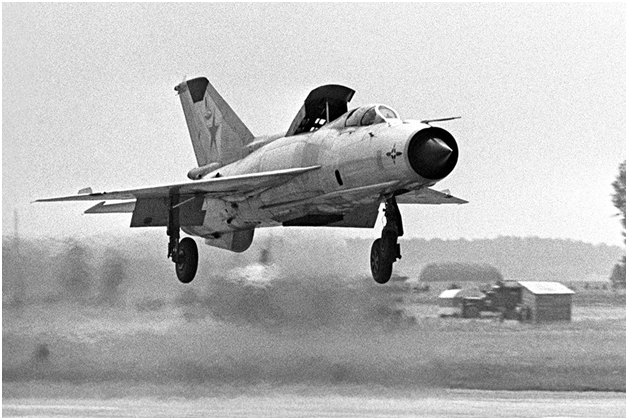 16 июня 1966 года совершил первый полёт экспериментальный самолёт с укороченным взлётом и посадкой МиГ-21ПД. Подъёмные двигатели размещались в средней части фюзеляжа. Это значительно уменьшало объем топливных баков, в связи с чем полетное время самолёта сокращалось до 15-17 мин., шасси не убиралось, поскольку его некуда было убирать из-за установки подъёмных двигателей 
