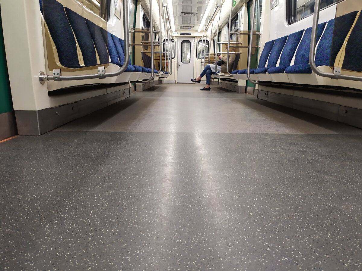 Гомогенный линолеум в метро. Фото: Скилл