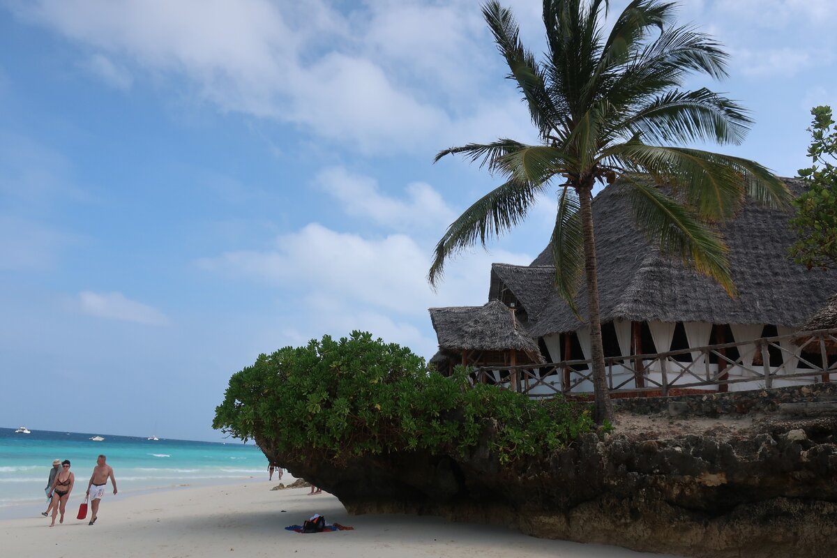 Ресторан с видом на океан.Пляж Нунгви. Занзибар. Танзания.