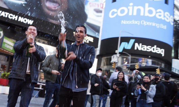 14 апреля сотрудники и сторонники Coinbase празднуют в Нью-Йорке. Фотография: Джон Анджелилло / UPI / REX / Shutterstock
