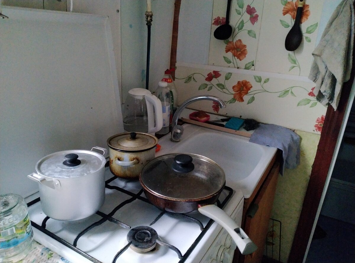 Я же вам еще кухню не показывала. Удивительно, но тут почти во всех домах плита стоит возле раковины. По мне  так не сильно удобно... За плитой - стол-тумба, он же рабочая поверхность, он же почти единственное место хранения...