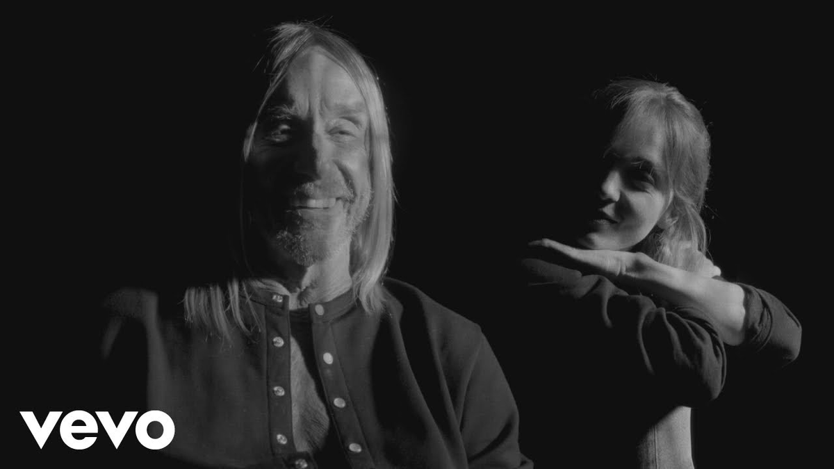 кадр из видео "L'appartement" 