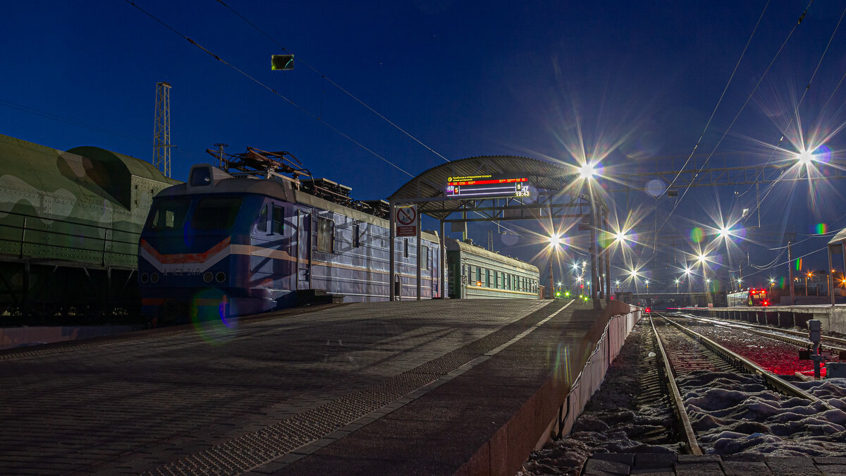 Поезд А-ЧС2-549 и вагон-салон 20СБ на Московском вокзале (Тула-1-Курская) в Туле. Фото автора канала, март 2021.