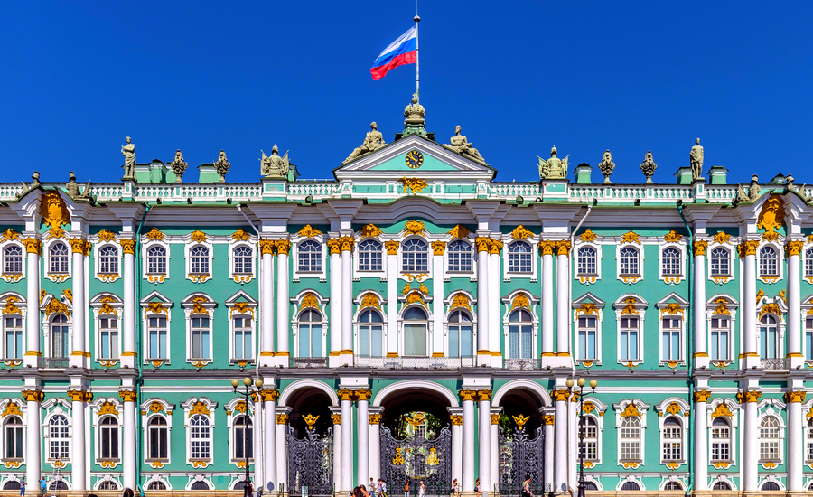 Российский флаг, взятый Петром Первым у голландцев, теперь реет и над Зимним дворцом