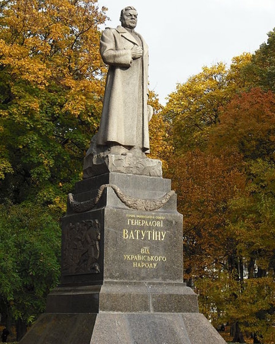 Памятник Генералу Ватутину в центре Киева