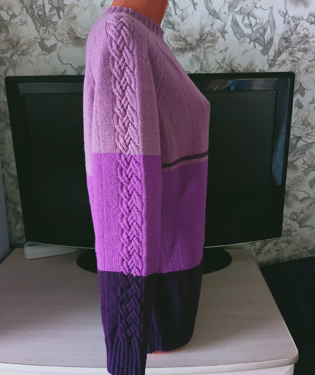 Изюминка модели - коса на рукаве.