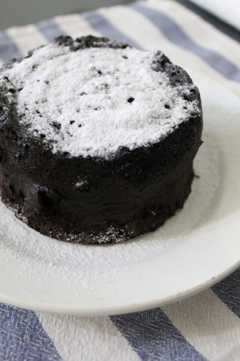 В блендере смешать:
2 яйца
2 банана
4 ст.л какао
1/2 ч.л.разрыхлителя
Вылить в форму(желательно та,которая подходит для выпечки).
В микроволновку на 7-9 минут.
Готово.
Остудить.
