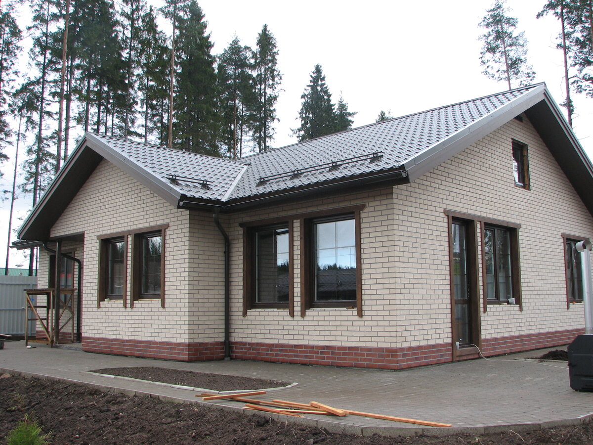 Дом из белого кирпича