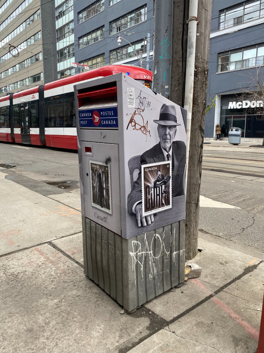 Почтовый ящик Canada Post с изображением марки с канадским певцом Леонардом  Коэном. Торонто. Фото автора. 