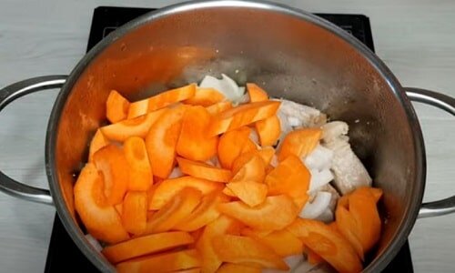 Шурпа из свинины в кастрюле на плите. Как резать морковь на шурпу.