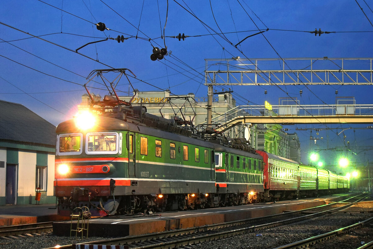 Сцеп электровозов ЧС2 с поездом "Мордовия"