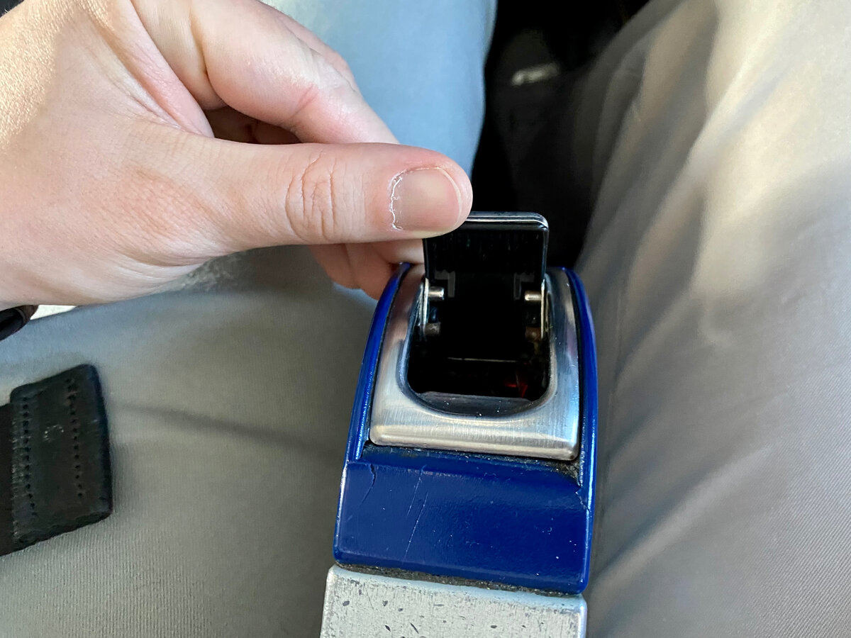 В подлокотниках есть пепельницы. А ведь курение в самолётах запрещено уже лет 20.