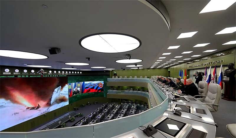 Президент России Владимир Путин и военные наблюдают за успешным испытательным пуском межконтинентальной стратегической ракеты "Авангард". Фото: EPA