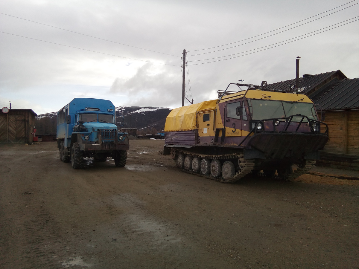 Вездеход и вахтовка, на них нас доставили на участок. Фото автора.