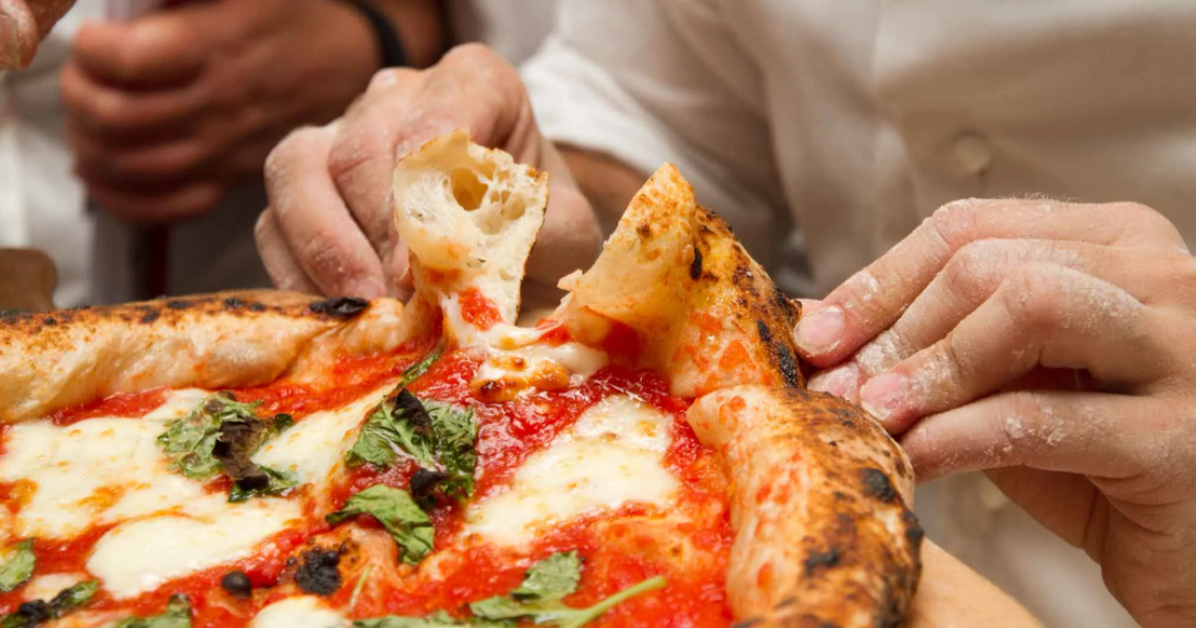 Пицца - кулинарный символ Италии. Представляет собой тончайшую лепешку из дрожжевого теста с разнообразными наполнителями. Традиционный вариант - томаты и мягкий сыр моцарелла.