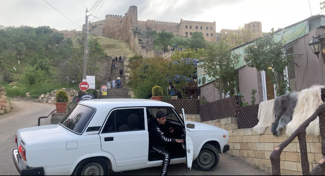 У крепости Нарын-кала, охраняемой ЮНЕСКО