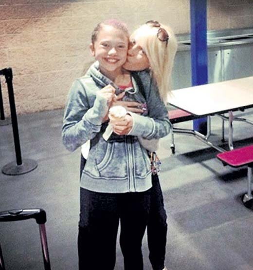 Аннабель Морозов со своей мамой Каролин Дуарен