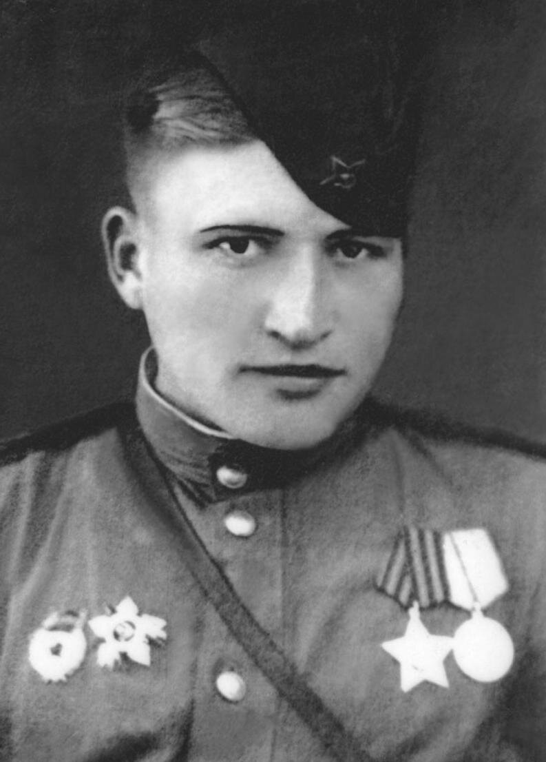 Данилов Леонид Парфенович (31.01.1922 – 05.06.1964), Герой Советского Союза. Родился в селе Черемшанка на территории современного Мошковского района, после войны проживал в селе Ташара.  В 1985 году переведен из списка болотнинцев – Героев Советского Союза в список мошковчан – Героев Советского Союза.