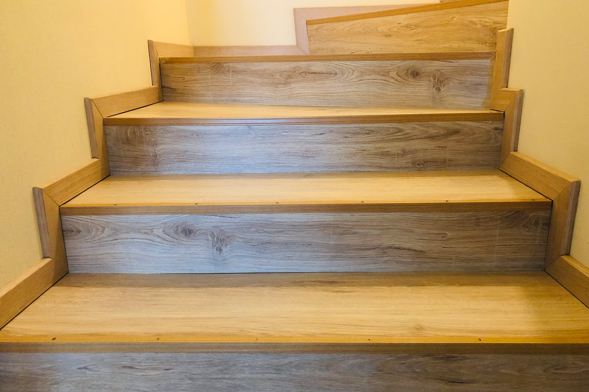 Лестница деревянная от застройщика. Возможно позже переделаем ее на бетонную или металлическую.