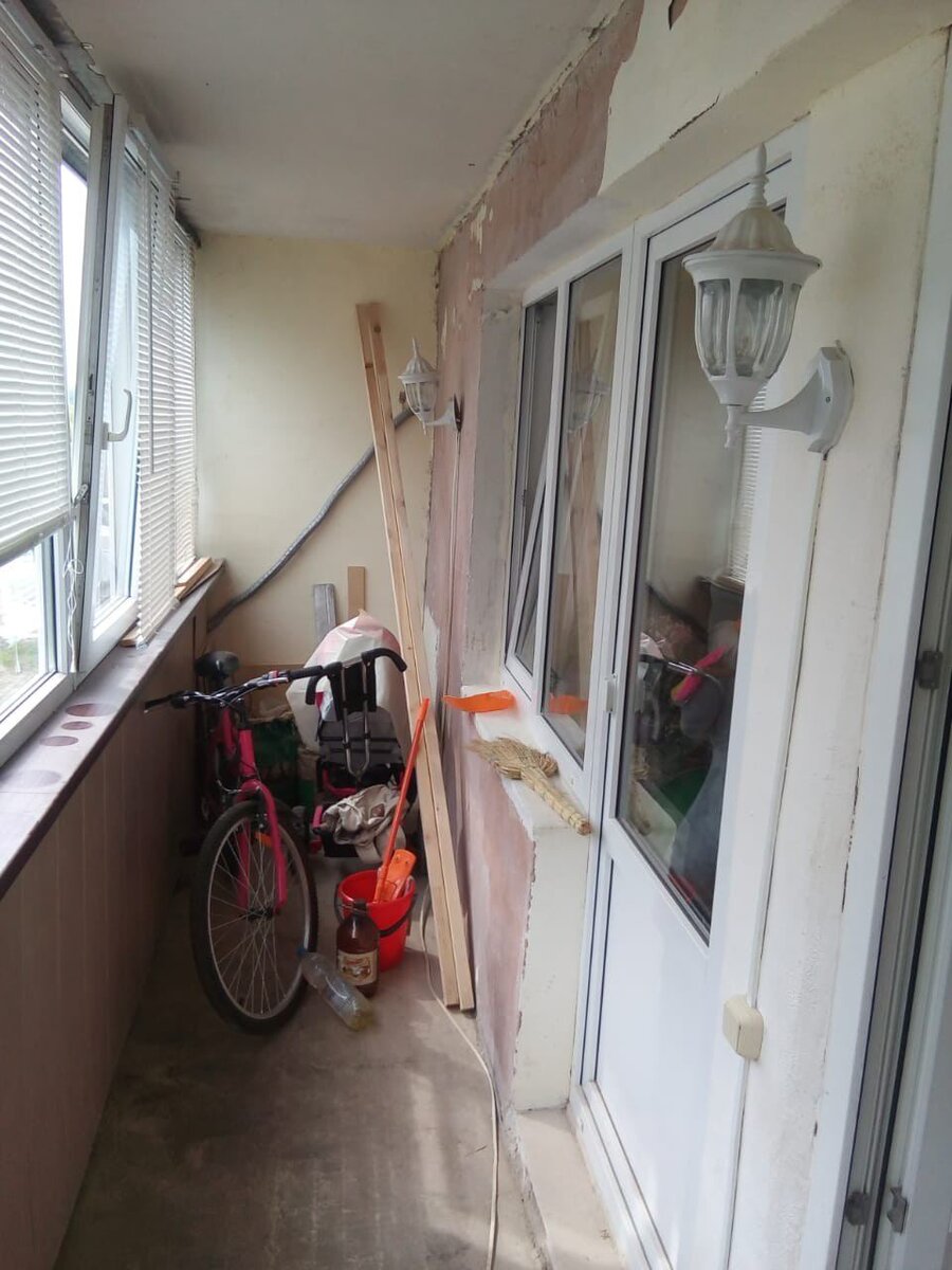  Обычная ситуация для наших балконов - хотя почти наверняка можно отыскать другое место для хранения всего этого хлама (или не хранить его вообще)