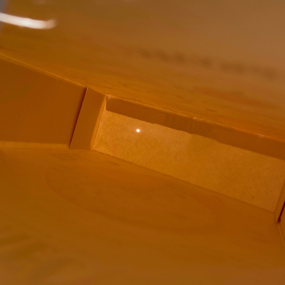 Пробую свой проектор. При частном затмении круг превратится в полумесяц. В случае полного или кольцеобразного затмения круг превратится сначала в полумесяц, а затем в маленькую сияющую букву "О".